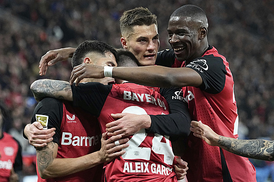 Fotbalisté Leverkusenu slaví gól do sít Bochumi. Druhý zprava je Patrik Schick.