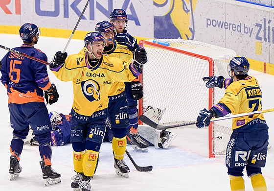 Zlín�tí hokejisté slaví gól proti Litom��icím, uprost�ed  Luká� Válek.
