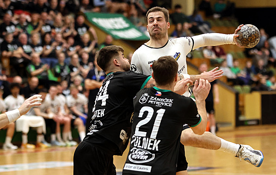 Frýdeckomístecký Jakub Rumian st�ílí p�es karvinskou obranu v podání Daniela...