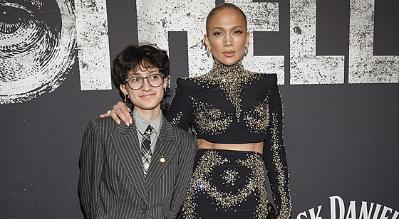 Jennifer Lopezová a její nebinární sedmnáctiletá dcera Emme na premié�e...