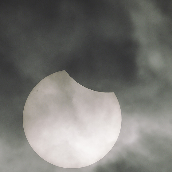 Hustá obla�nost znesnad�ovala pozorování �áste�ného zatm�ní Slunce. Maximum...