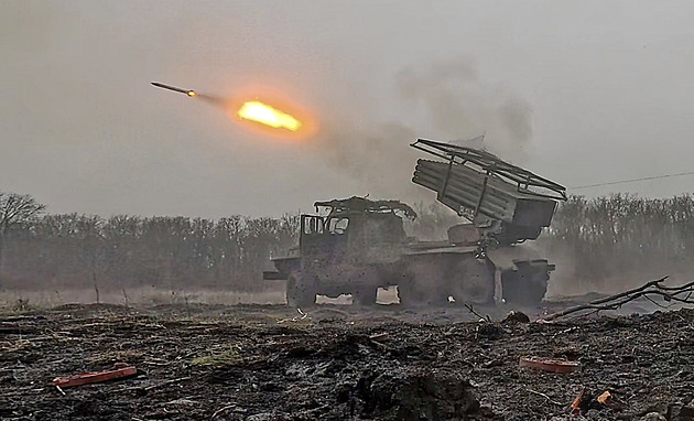 Rusko obnovilo vzdušné útoky proti Ukrajině, drony vyslalo z více stran