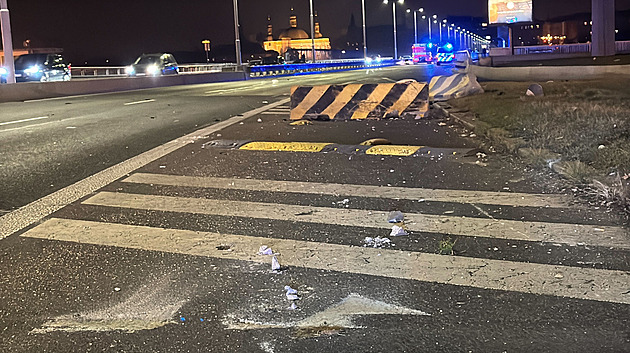 Na Nuselském mostě havarovalo auto a převrátilo se na střechu. Provoz stál