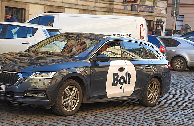 Vozí se drogy, falšují totožnosti. Na boom taxislužeb si stěžují už i sami řidiči