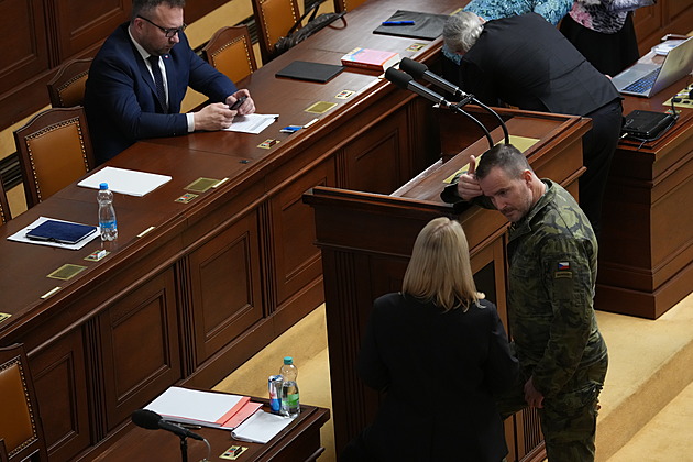 Bezpečnost ve stranickém tričku. Dočkáme se veřejné disputace mezi vládou a opozicí?