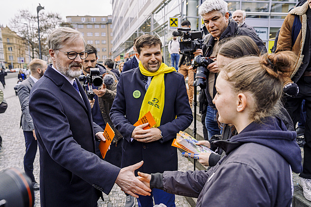 Premiér na částečný úvazek. Český absurdistán v praxi