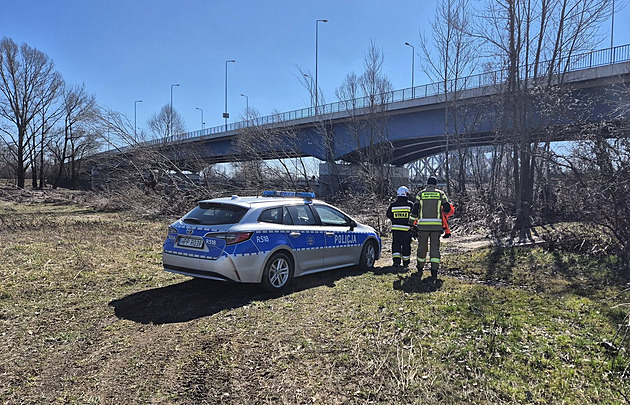 Poltí hasii vylovili 19. bezna 2025 z eky Odry pod elezniním mostem na...
