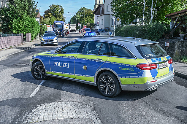 Najel do skupiny, v níž byla manželka a dcera. Německá policie neví, zda úmyslně