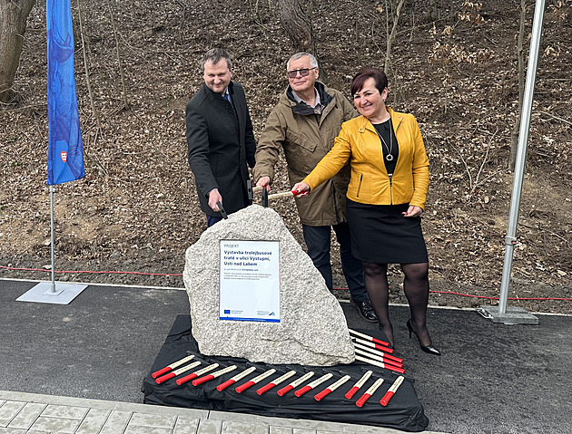 V Ústí nad Labem zahájili stavbu nové trolejbusové trati. (zleva) Radek astný...