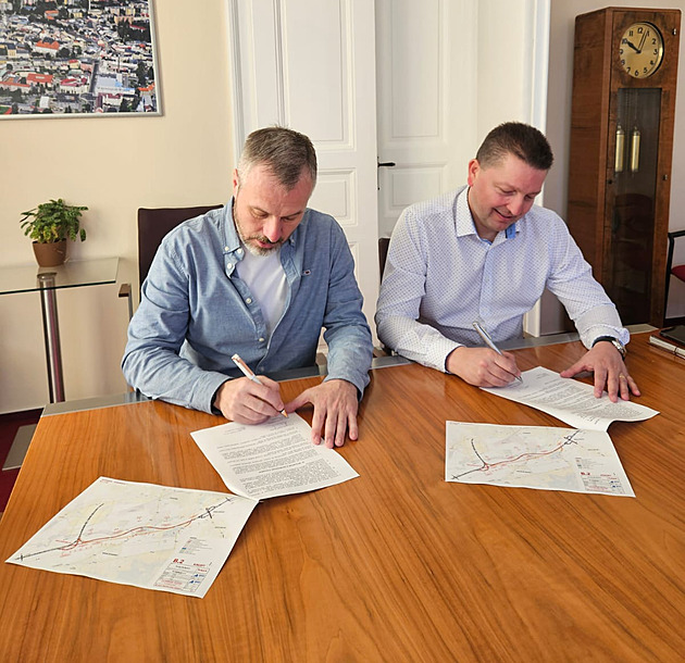 Starostové �umperka Miroslav Adámek (vlevo) a Dolních Studének Radim Sr�e�...