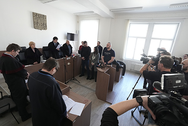 Opilý policista bezdůvodně zaklekl dívku před klubem, soud mu potvrdil podmínku