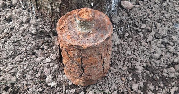 Runí granát vykopaný na zahrad na Novojiínsku. Nálezce starou munici nechal...