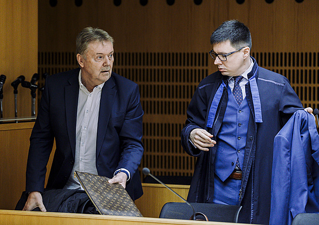 Berbr dorazil k soudu, ten nezačal. Kauzu „dezinfekce“ zdržel chaos ohledně soudce