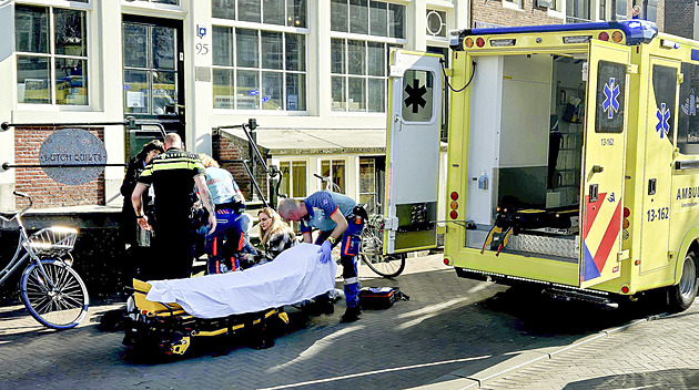 Útočník pobodal v centru Amsterdamu pět lidí. Nejmladší oběti bylo 19 let