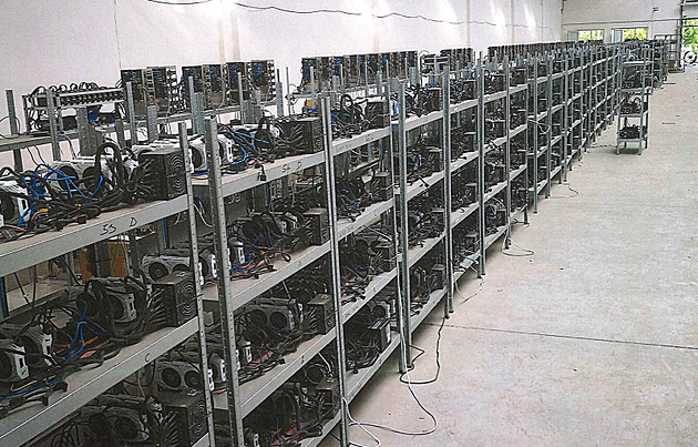 Klient�m p�edvád�l �výsti�né� fotografie serverových sestav z internetu.