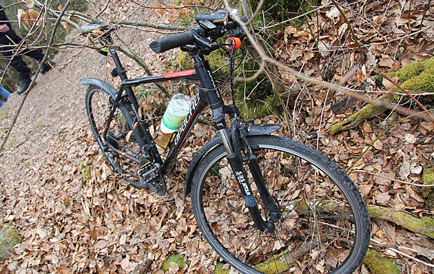 Mu nechal své kolo nad vyhlídkou Baba poblí Hluboké nad Vltavou.
