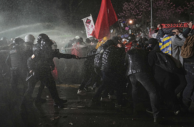 Gumové projektily, tisíc zatčených. Turecko se bouří kvůli zatčení Imamoglua