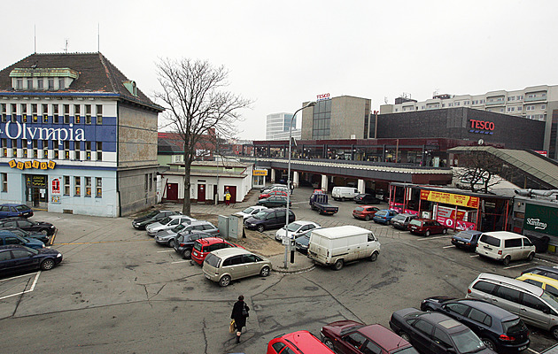 OBRAZEM: Brněnské Tesco šlo k zemi. Podívejte se na srovnání před demolicí a po ní
