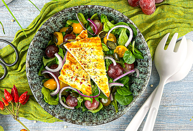 Salát s opečeným sýrem Halloumi a křupavými dýňovými semínky