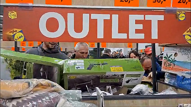 Končí pražský outlet Lidlu, v němž se lidé prali o slevy. Přesune se na Moravu