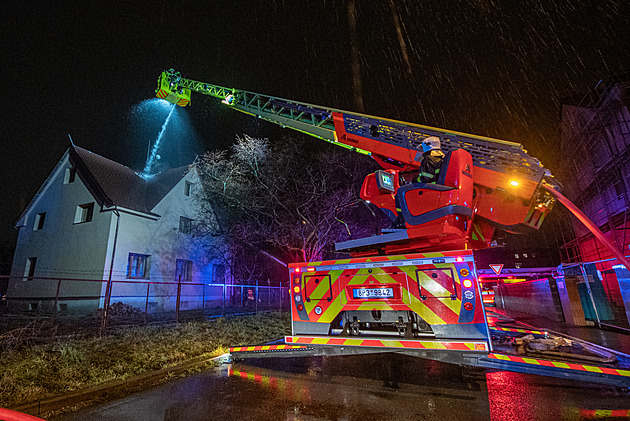 Hasii zasahovali v noci u poáru stechy domu v Ostrav-Vítkovicích, kterou...