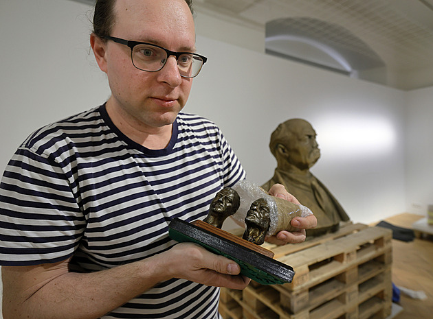 Jan �indelá�, kurátor výstavy Prom�ny rudého panteonu, která za�íná v chebském...