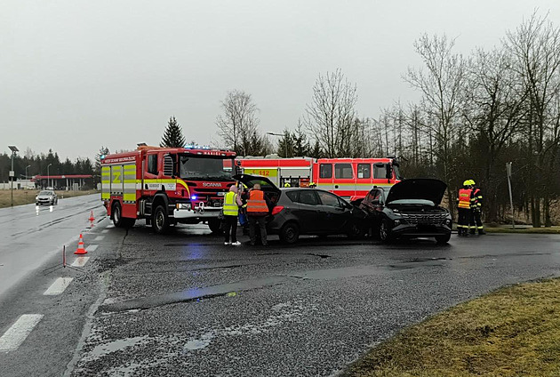 Boní stet dvou osobních voz ve Frantikových Lázních se obeel bez váných...