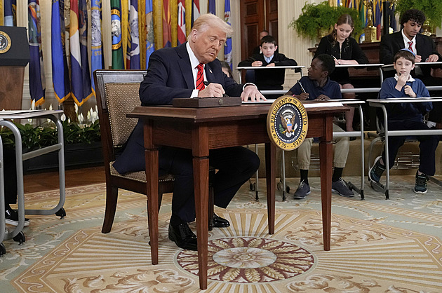 Učitelům bude lépe, řekl Trump obklopen žáky. A podepsal zrušení resortu školství