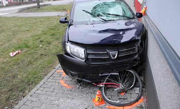 Řidič usnul za jízdy, srazil cyklistu a narazil do domu. Policie hledá svědky