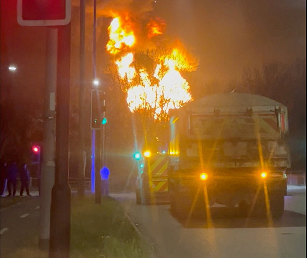 Chaos na letišti Heathrow kvůli požáru. Stovky letů do Londýna musí měnit směr