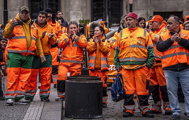 Ped budovou praského magistrátu, v ní dnes zasedají zastupitelé, demonstrují...