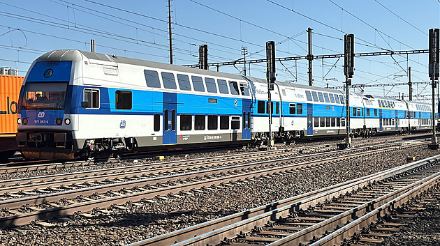 Osobní vlak v Praze srazil člověka, provoz mezi Smíchovem a Radotínem stojí