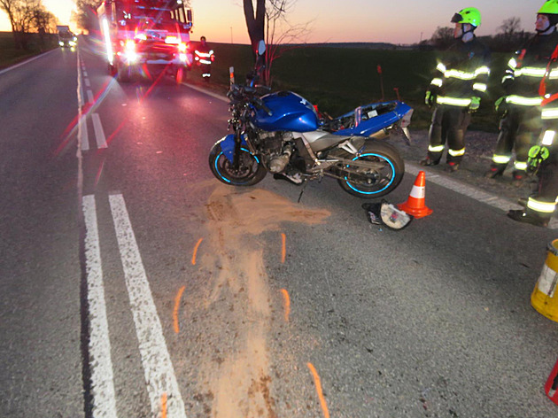 Motorká� u Sadové p�edjí�d�l kolonu aut p�es zákaz, st�etl se s odbo�ujícím...