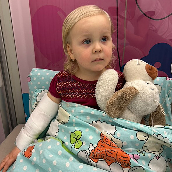 Češi bojují za Madlenku. Před IKEM se tvoří fronty dárců, pomohli zatím jiným