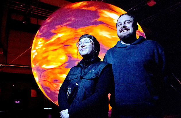 Julie Tampierová a Jakub Nosek, autoi projekce nazvané Pátý element, která...