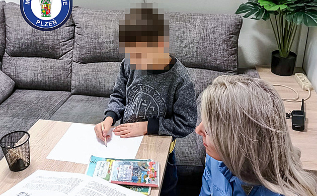 Osmiletý chlapec usnul v tramvaji a pejel zastávku, kde ml vystoupit. Vimla...