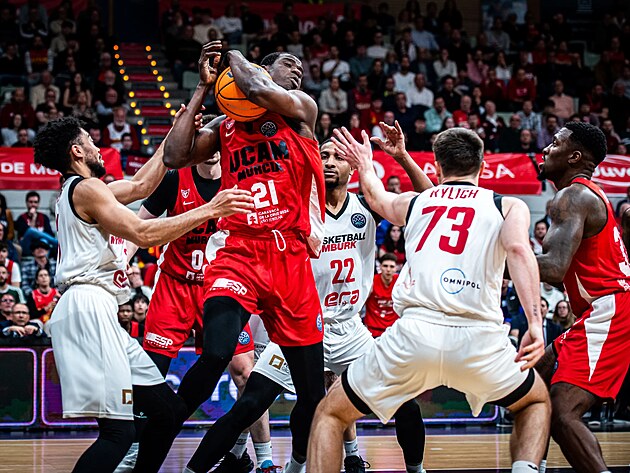 Nymburk basketbol oyuncuları Moussu'yu Murcia'dan savunuyor.