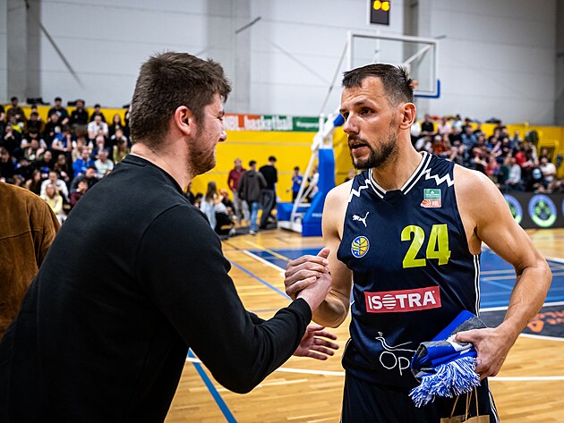 Nymburk, Balint'in ve Brown'un saldırgan çabalarını sıçradı, dikilen bir kilometre taşına ulaştı