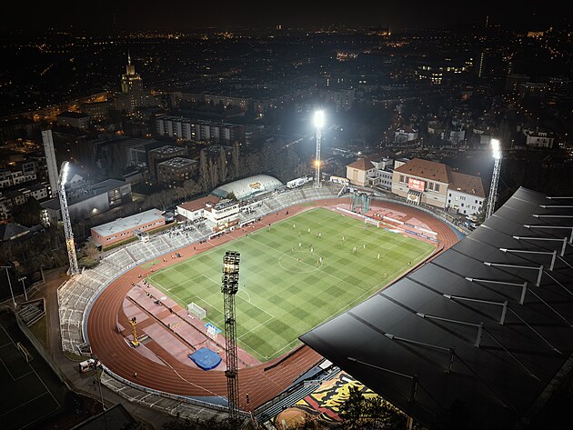 FOTBAL A PRAHA. Na Julisce se hrlo mal prask derby mezi Duklou a Slavi.