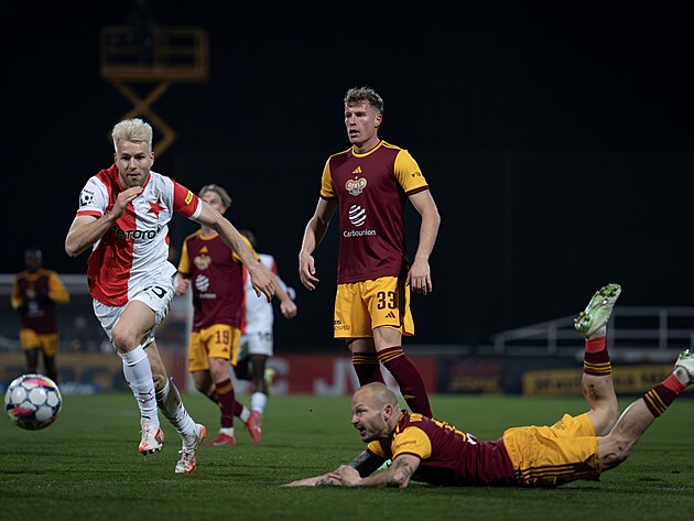 Momentka z utkn mezi praskmi celky Dukla a Slavia.