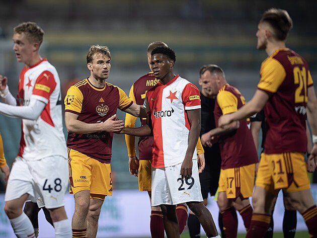 Fotbalist Slavie vydeli na hiti Dukly jen remzu.