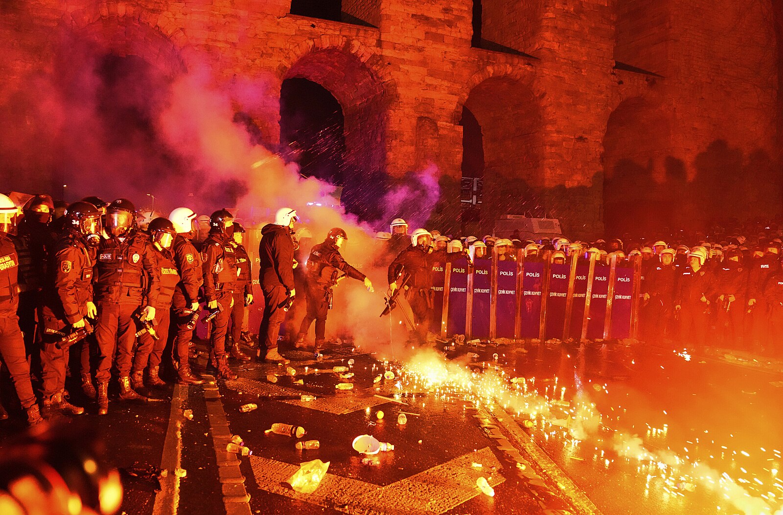 Další protest za starostu. Statisíce lidí v Istanbulu nedbaly na Erdoganův zákaz