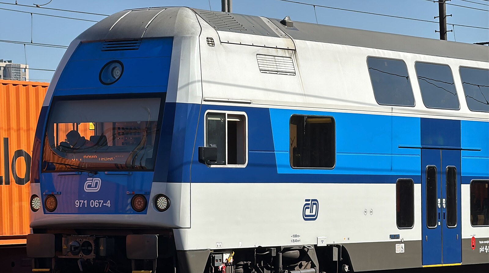 Na koridoru mezi Prahou a Kolínem srazil vlak člověka, provoz je částečně obnoven