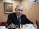Vladimir Putin navtívil Murmansk, podíval se do ponorky Archangelsk. (27....