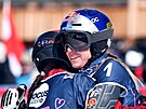 Ester Ledecká objímá Bulharku Malenu Zamfirovovou na MS ve snowboardingu.