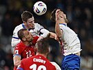 �eský zálo�ník Tomá� Sou�ek se sna�í hlavi�kovat v utkání proti Faerským...