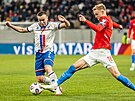 �eský obránce Jaroslav Zelený se sna�í získat mí� od Arniho Frederiksberga z...
