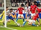 �eský zálo�ník Tomá� Sou�ek se sna�í zblízka dostat mí� do sít� v utkání proti...