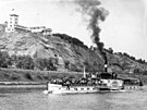 Parník Praha pod Barrandovem kolem roku 1930.