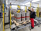 Svijansk pivovar m novou stec linku, kter napln a 240 sud za hodinu....